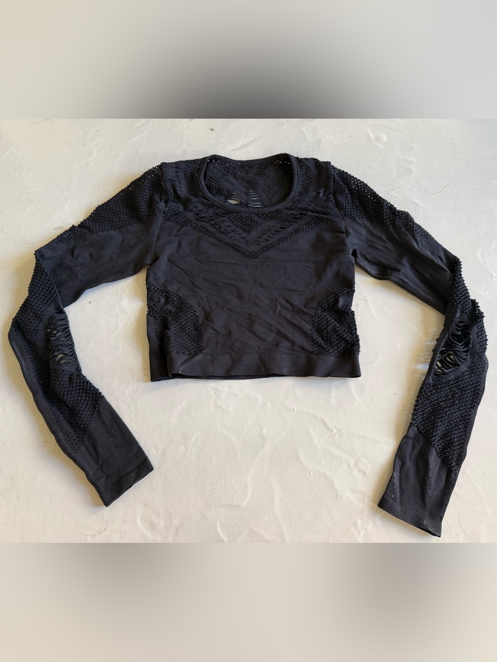 ALO YOGA Siren Long Sleeve Crop Top in Black, Size Small